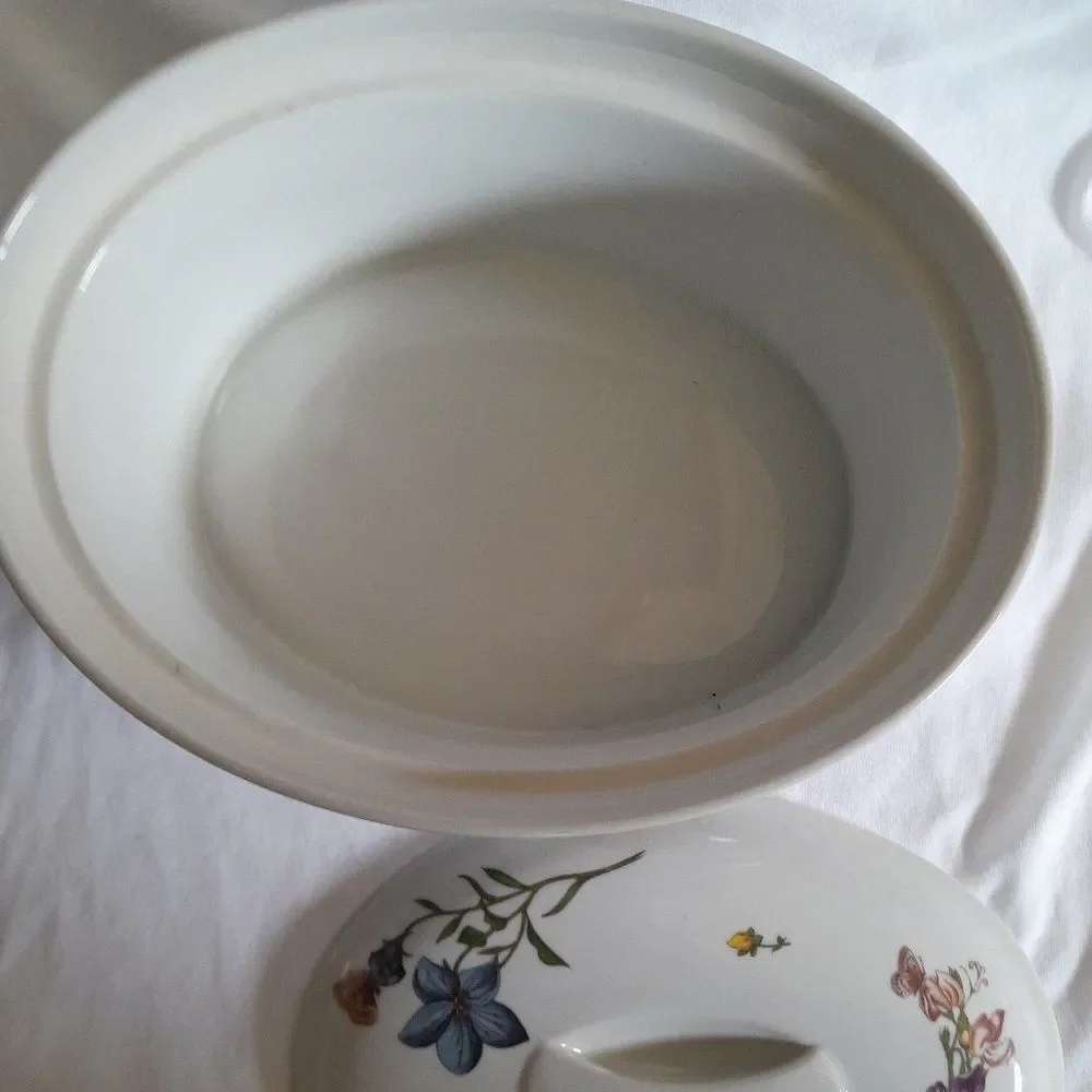 Vintage Cordon Blue BIA casserole dish w lid. Like new.